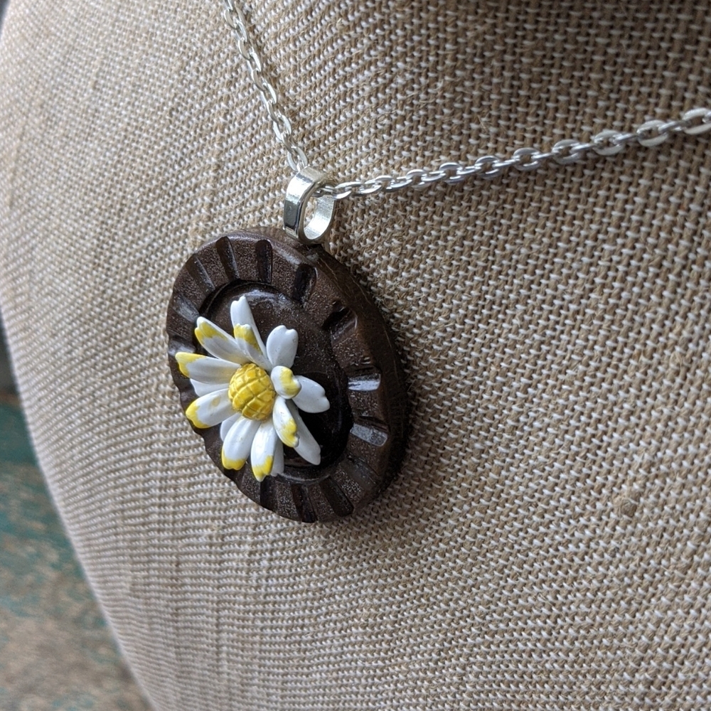 WHIMSY HOUSE I NWT Upcycled Retro Daisy Vintage Findings Button Necklace - Picture 5 of 9